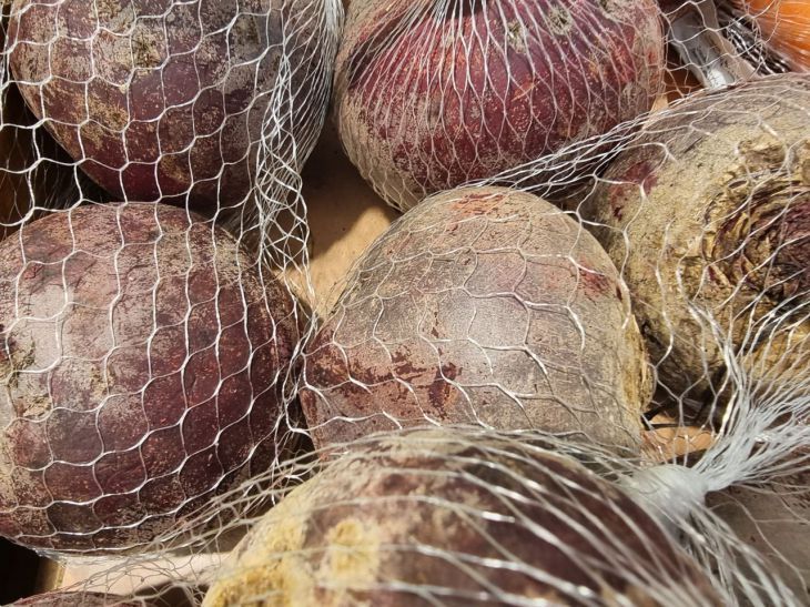 Как отмыть свекольный сок с разделочной доски: используем немного подсолнечного масла