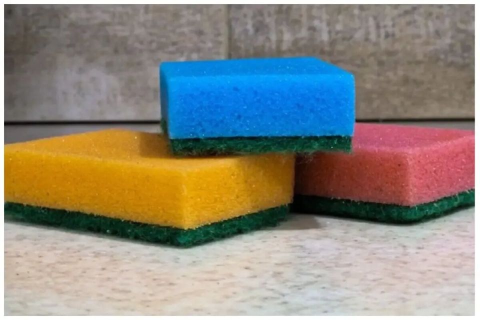 Губка для посуды: как избежать опасности микробов на кухне