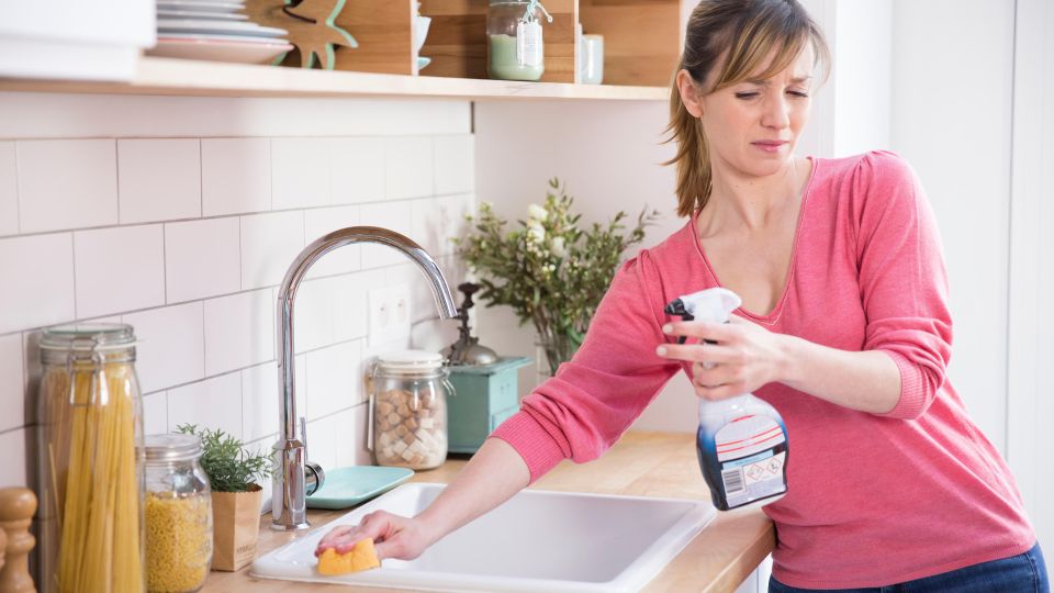 Уберите соду, уксус и «лимонку»: едкую вонь из раковины уничтожит вот что