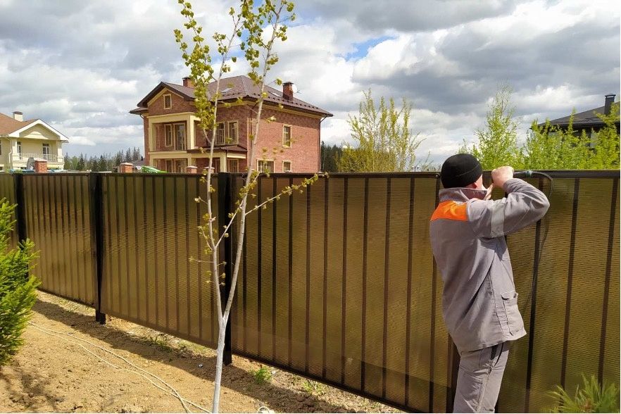 Заборы: как избежать неприятностей и штрафов на даче