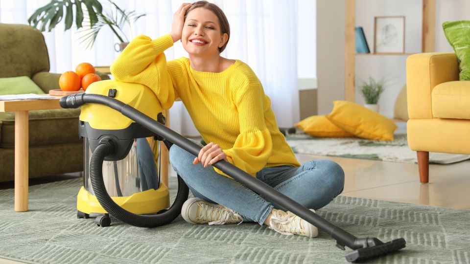 Зачем засыпать порошок в пылесос: этот трюк советуют даже мастера по ремонту техники