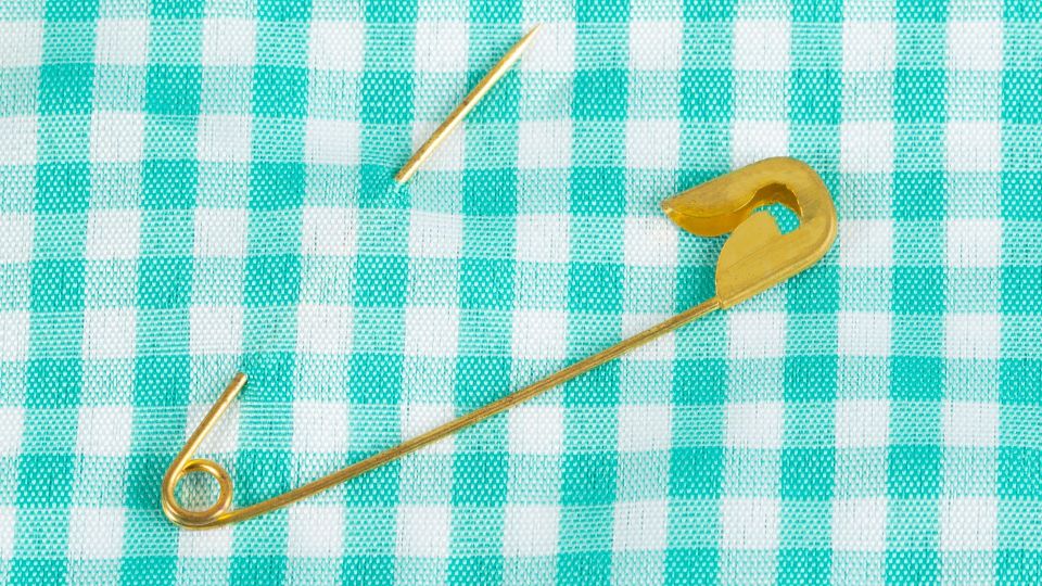 Две маленьких булавки избавят вас от больших проблем: вот как их используют модницы