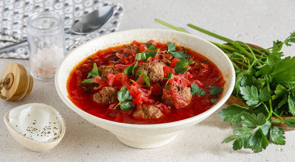 Новый взгляд на борщ: восхитительные фрикадельки в классическом рецепте