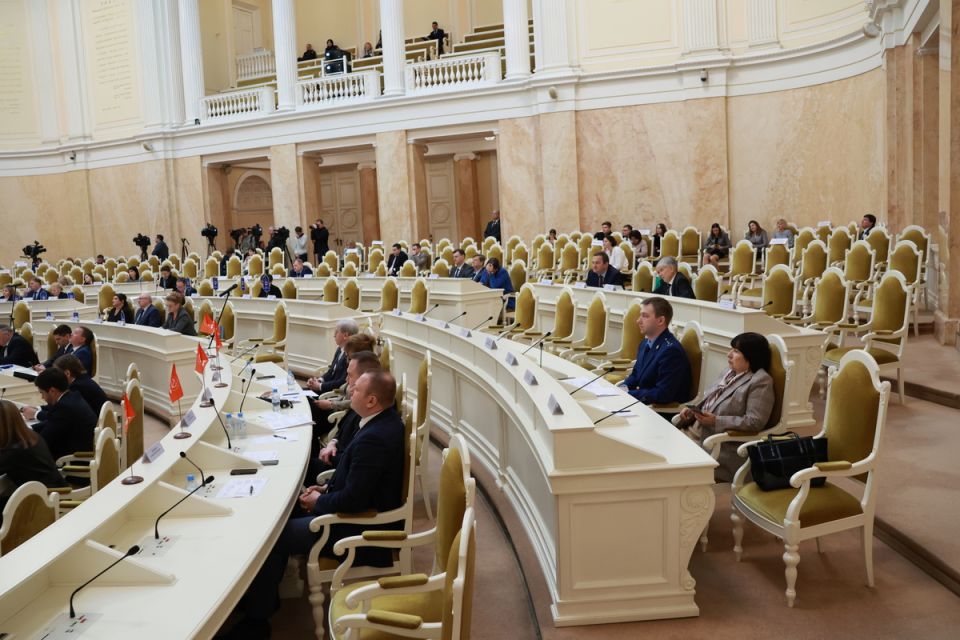 Петербургские депутаты приняли важные решения для горожан и верующих