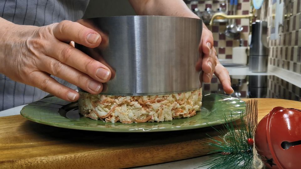 Бюджетный новогодний салат, который разнимает стол раньше остальных