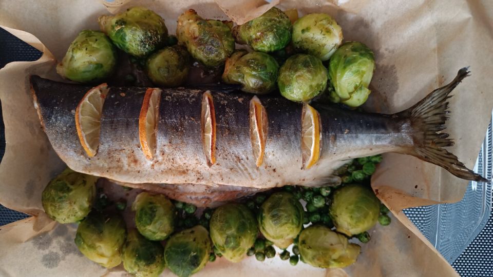 Имбирное вдохновение: как приготовить горбушу с брюссельской капустой и зелёным горошком