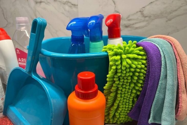 Секреты идеальной чистоты: как быстро отмыть стекла без разводов