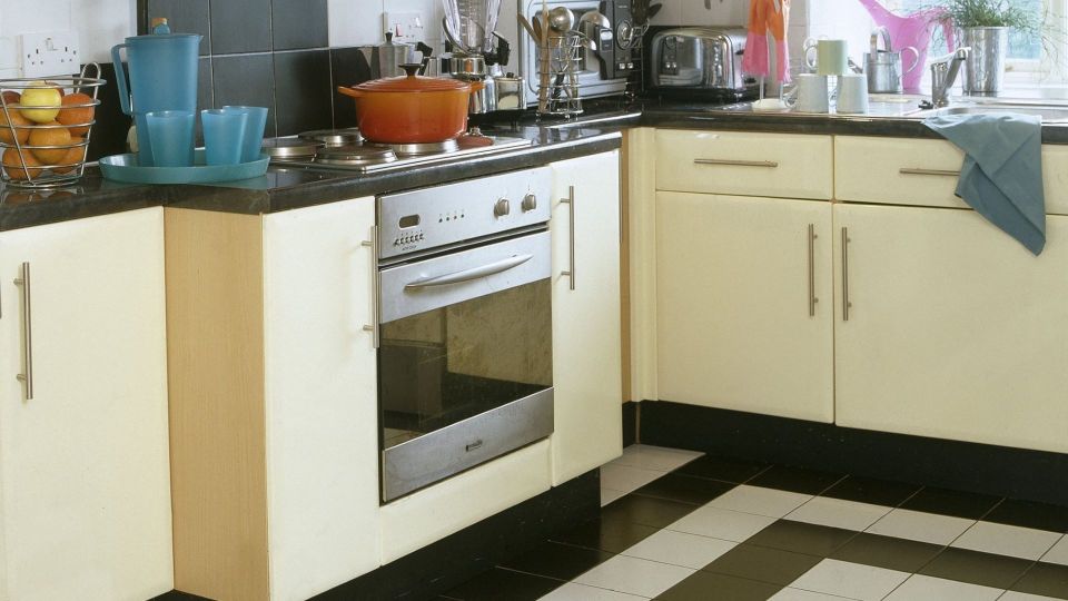 Грязную духовку очистит дешевая мазь из аптечки: столетний жир и нагар сразу отойдут