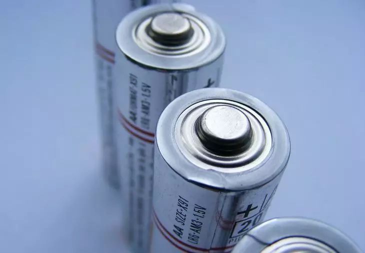 Севшие батарейки больше не мусор: неожиданное применение, о котором мало кто знает