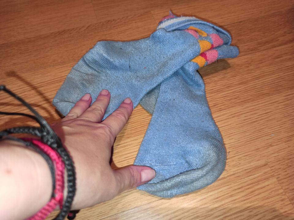 Не спешите выбрасывать старые носки: неожиданные способы их использования