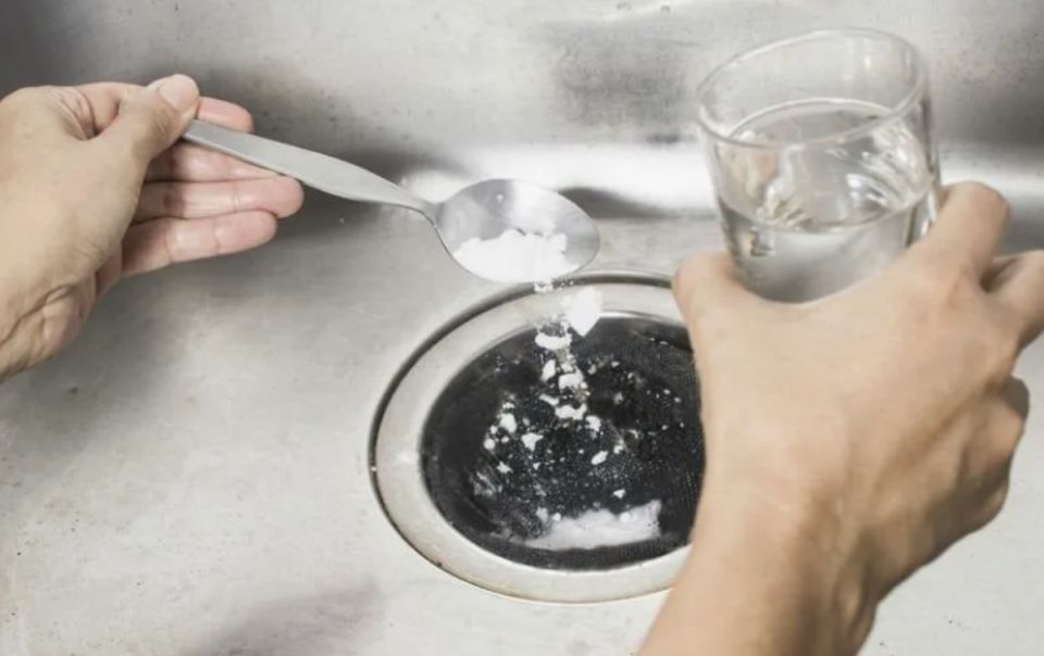 Не дайте засору шансов: простое средство для очистки слива раковины
