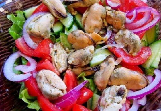 Овощной салат с маринованными мидиями: яркая вспышка вкуса моря