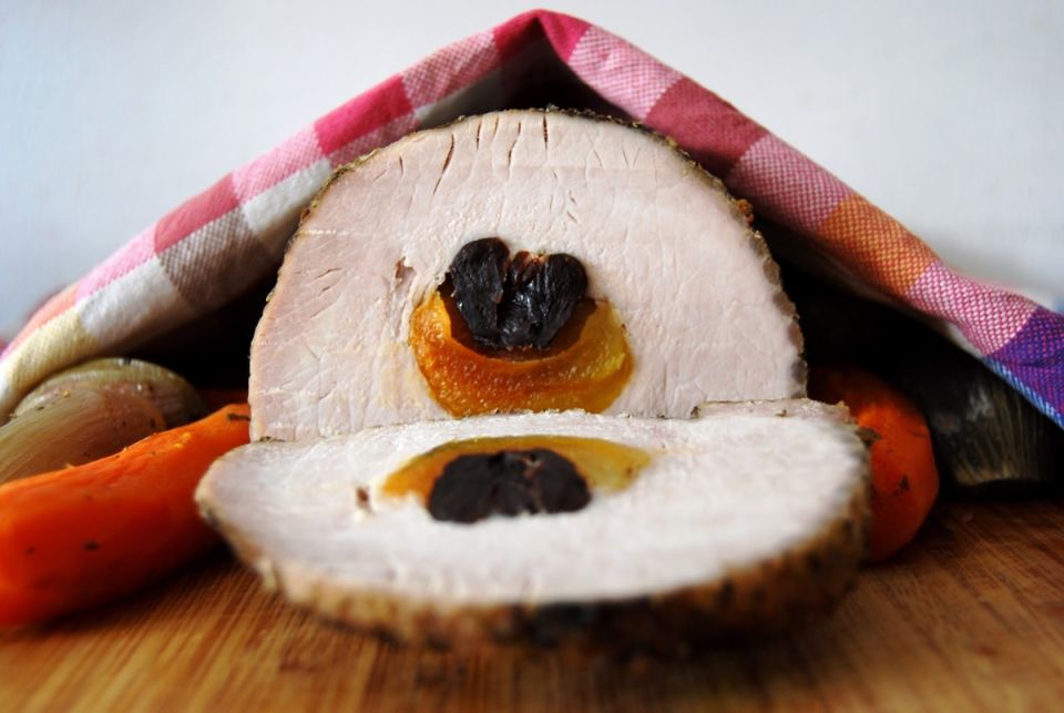 Новогодняя корейка с черносливом и курагой: спокойное объяснение вкуса и техники