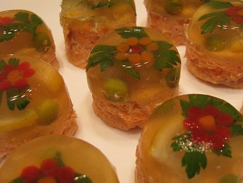 Заливное из рыбы в маленьких формочках: простой способ переработать запасы