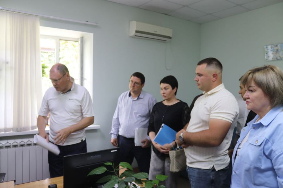 После посещения стадиона и парка провели совещание по вопросам ремонта сетей водоснабжения и водоотведения при участии заместителя губернатора Владимира Ревенко, министра ЖКХ Антонины Пшеничной, врио генерального директора...