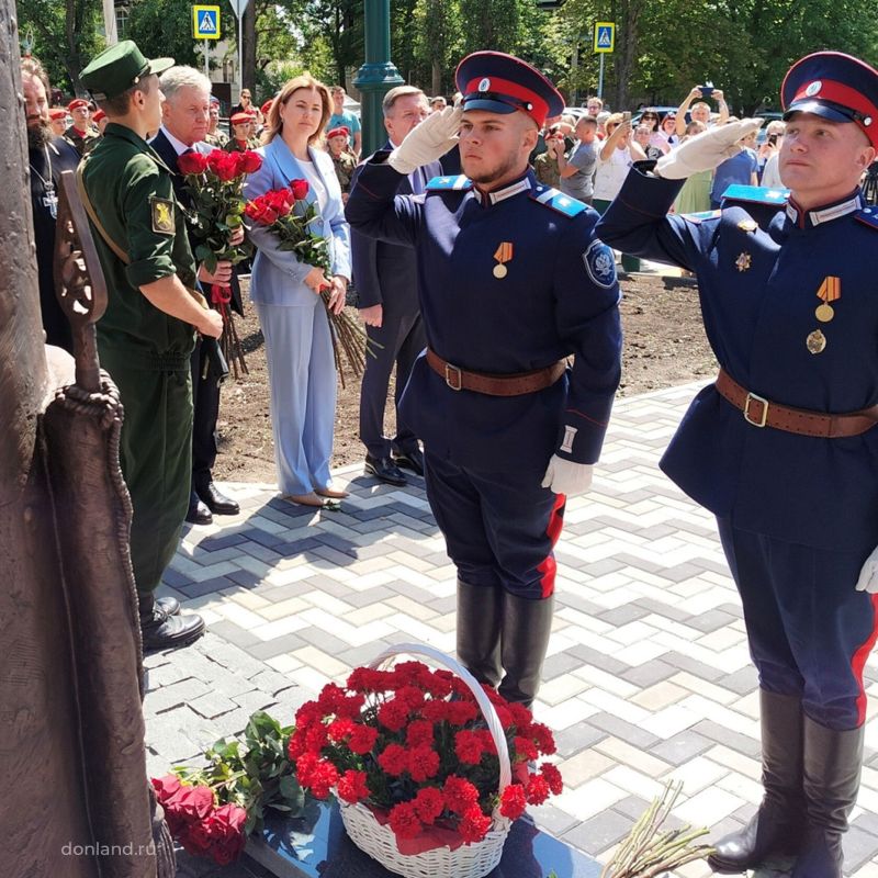 В Новочеркасске на пересечении Красного спуска и улицы Александровской открыли памятник-бюст генералу армии Якову Григорьевичу Крейзеру