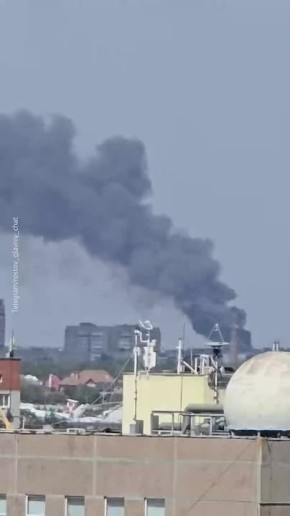 Черный столб дыма поднялся над Ростовом-на-Дону — в городе горит складское помещение и офисное здание на площади 2200 &quot;квадратов&quot;