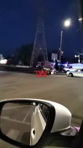 Серьёзное ДТП произошло сегодня около 3:00 в Ростове на пересечении проспекта Стачки и Малиновского - столкнулись Mitsubishi Outlander и Toyota, после чего вторая машина загорелась