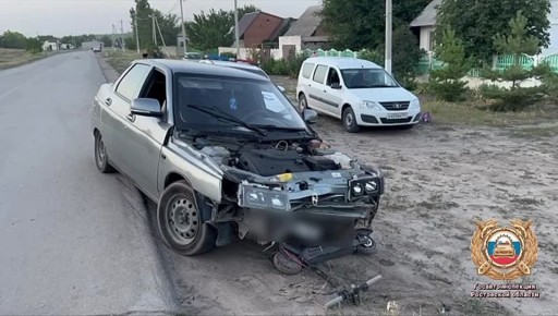 Полицейские устанавливают обстоятельства ДТП с участием несовершеннолетнего самокатчика
