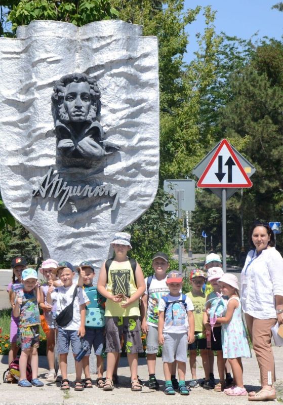 В Волгодонске в рамках празднования 75-летия города научным сотрудником эколого-исторического музея Ларисой Гуреевой проводятся пешеходные экскурсии, которые знакомят детей с историей города, его памятниками и памятными...
