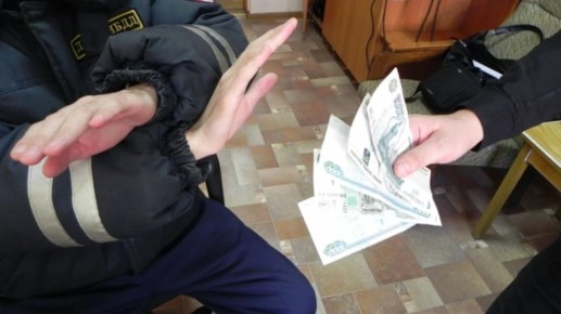 Полицейским официально выплачивают суммы взяток, от которых они отказались