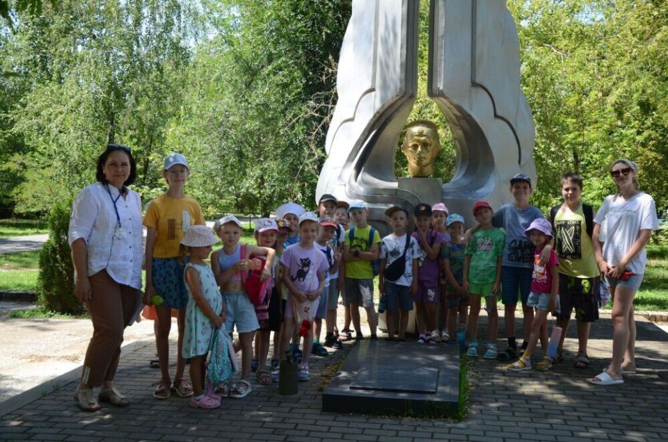 В Волгодонске в рамках празднования 75-летия города научным сотрудником эколого-исторического музея Ларисой Гуреевой проводятся пешеходные экскурсии, которые знакомят детей с историей города, его памятниками и памятными...
