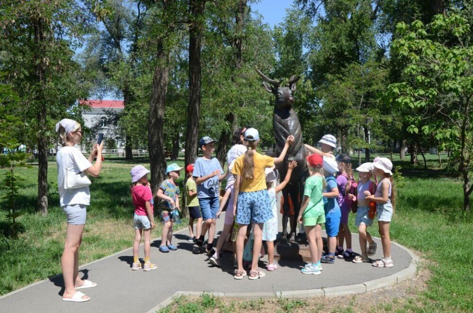 В Волгодонске в рамках празднования 75-летия города научным сотрудником эколого-исторического музея Ларисой Гуреевой проводятся пешеходные экскурсии, которые знакомят детей с историей города, его памятниками и памятными...