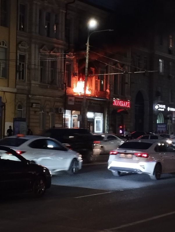 И ещё один пожар в центре Ростова - горит балкон на пересечении Большой Садовой и Ворошиловского