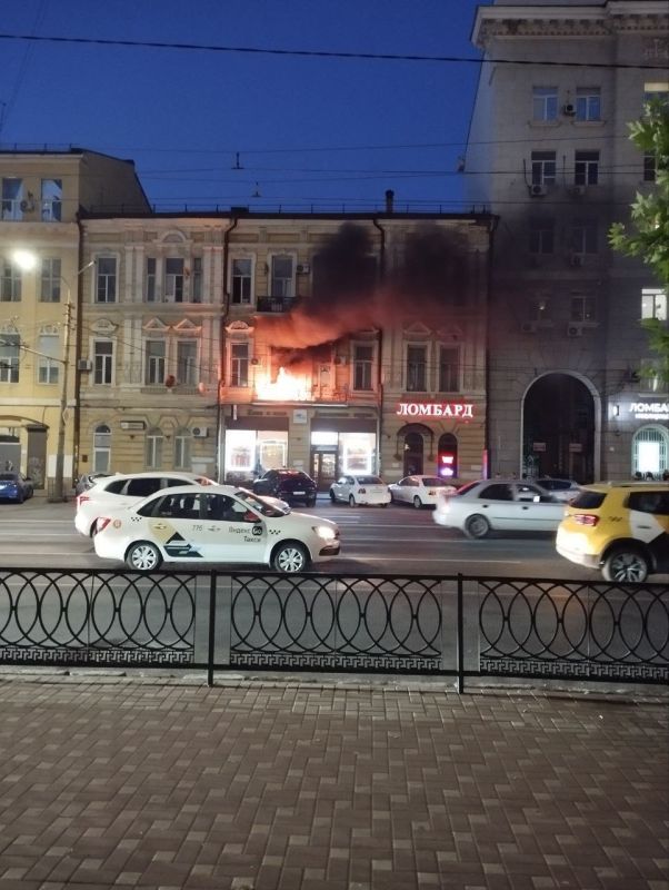 И ещё один пожар в центре Ростова - горит балкон на пересечении Большой Садовой и Ворошиловского