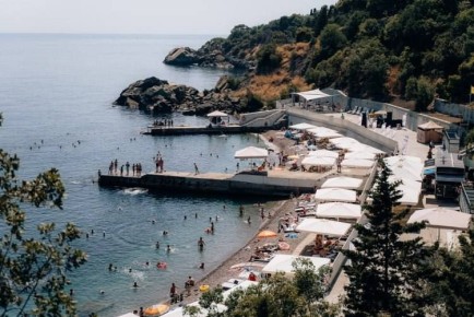 В Алупке торжественно открыли отреставрированные зоны отдыха