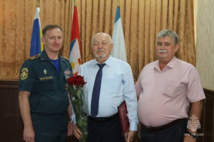 Руководство Донского МЧС поздравило председателя регионального Совета ветеранов Сергея Оглоблина с юбилеем