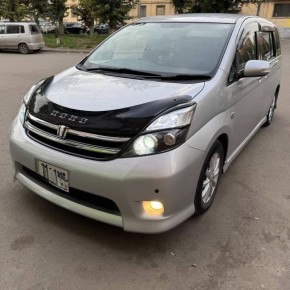 1 490 .. Toyota ISis, 2011 .
