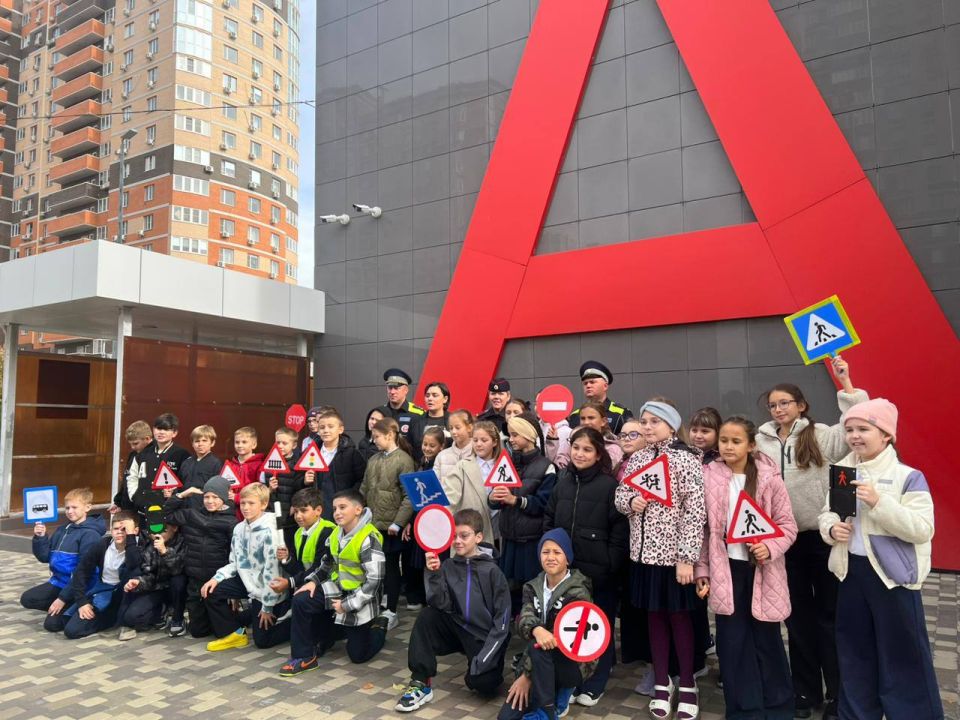 — дети на дороге!. В связи с ростом дорожно-транспортных происшествий с участием несовершеннолетних, в целях профилактики детского дорожно-транспортного травматизма во всех общеобразовательных учреждениях Ростова-на-Дону...