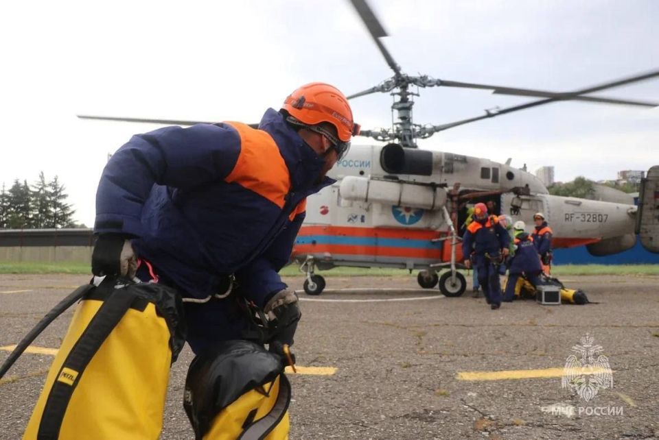 #ЧтоВчераПроизошло?. . За сутки 8 октября 2025 года пожарно-спасательные подразделения Главного управления МЧС России по Ростовской области ликвидировали: техногенных пожаро; загораний сухой растительности;...