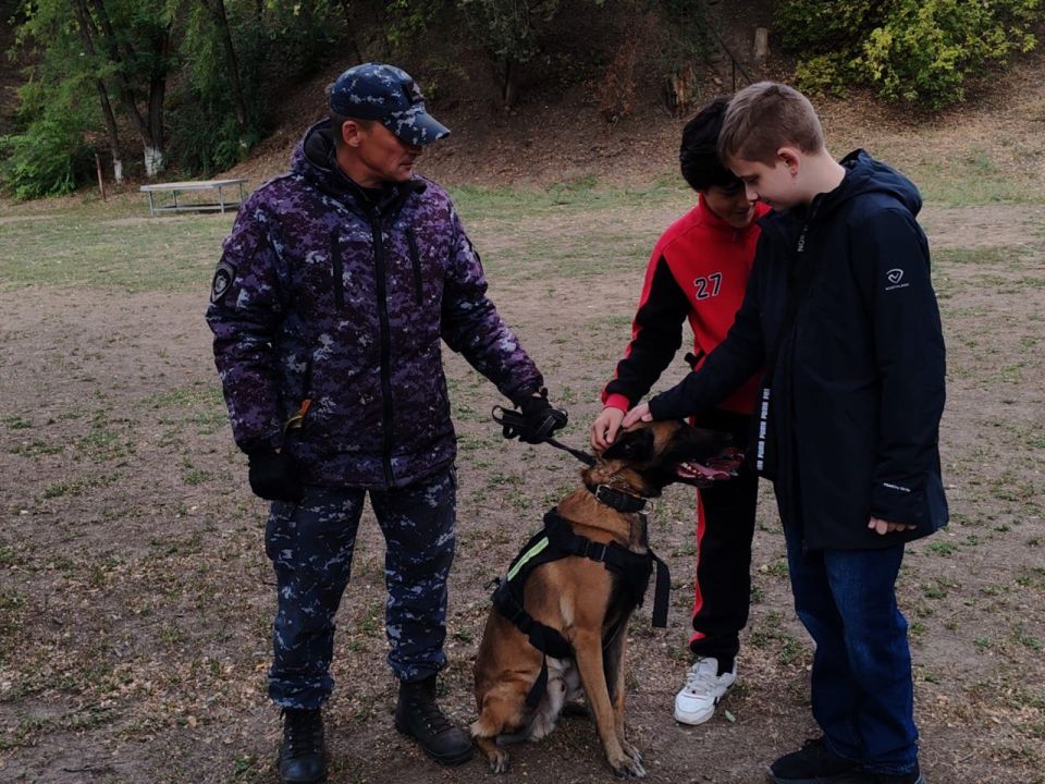 Аксайские полицейские организовали для школьников выездное мероприятие в школу служебно-розыскного собаководства