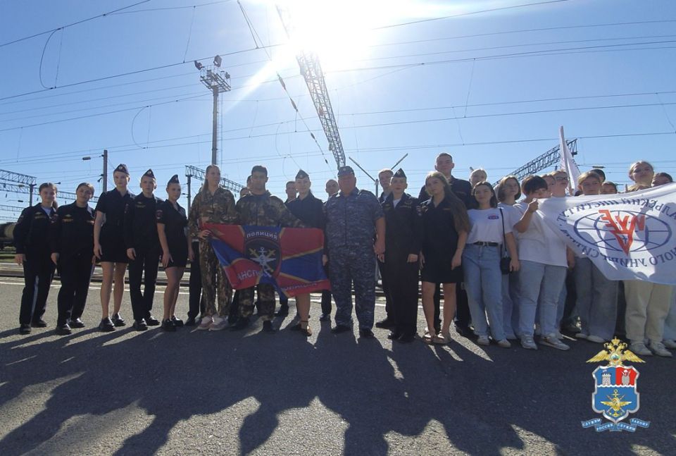 Сотрудники Сальского линейного отдела МВД России на транспорте организовали профориентационный флешмоб, направленный на привлечение граждан к службе в органах внутренних дел и поступлению в ведомственные вузы