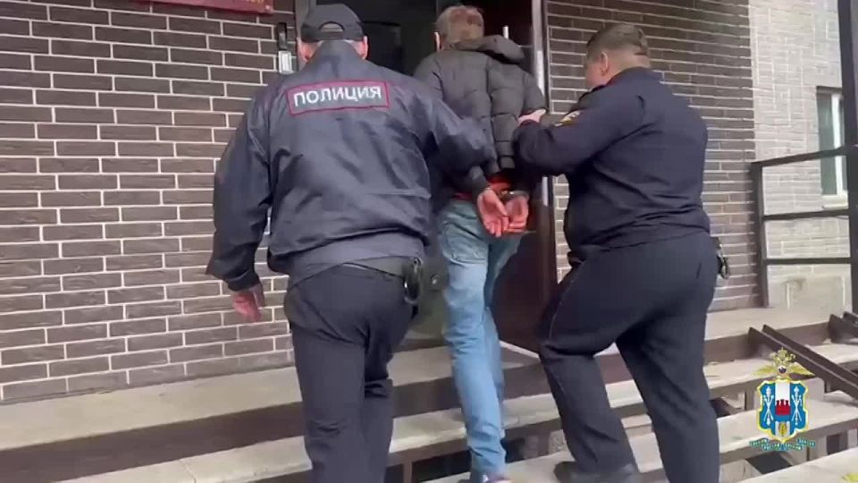 В дежурную часть Отдела полиции № 6 УМВД России по Ростову-на-Дону поступило сообщение о нарушении общественного порядка в доме по улице Лелюшенко