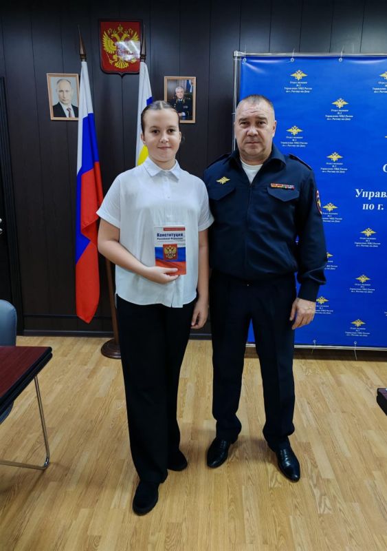 Ученица «полицейского класса» ростовской гимназии побывала на экскурсии в Отделе полиции