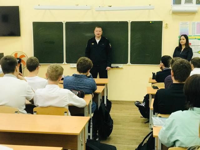 Полицейские Новочеркасска проводят профилактические беседы в школах города