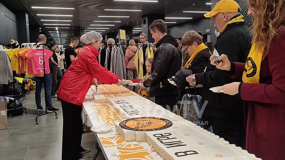 А вот и праздничный торт к 60-летнему юбилею ГК "Ростов-Дон"!