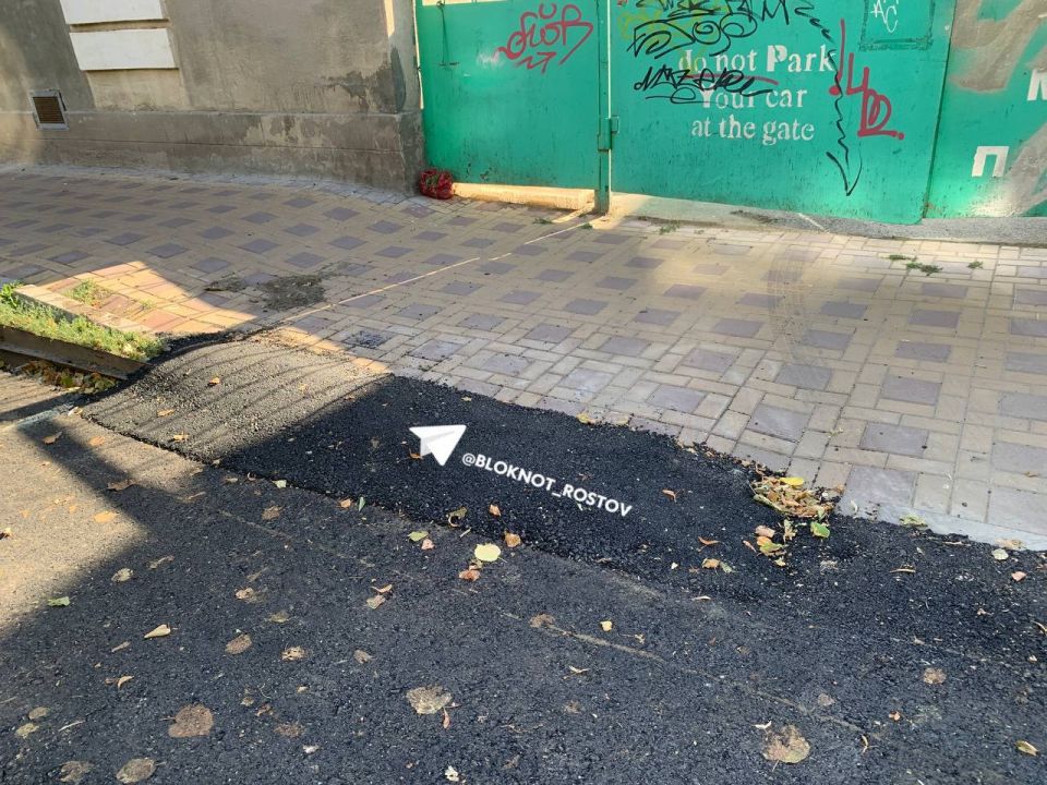 Ливневку закатали в асфальт в центре Ростова, на углу Серафимовича и Островского
