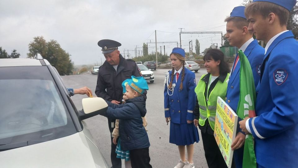 В Каменске-Шахтинском инспектор по пропаганде БДД провел акцию «Внимательный водитель»