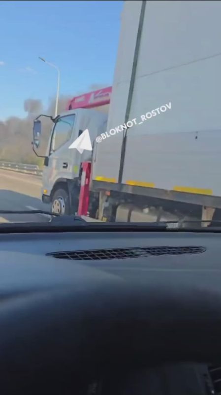 Авто полыхает сейчас возле Батайска