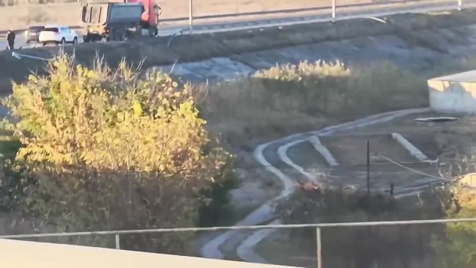 Грузовик снёс столб и свалился в кювет на трассе в Ростовской области