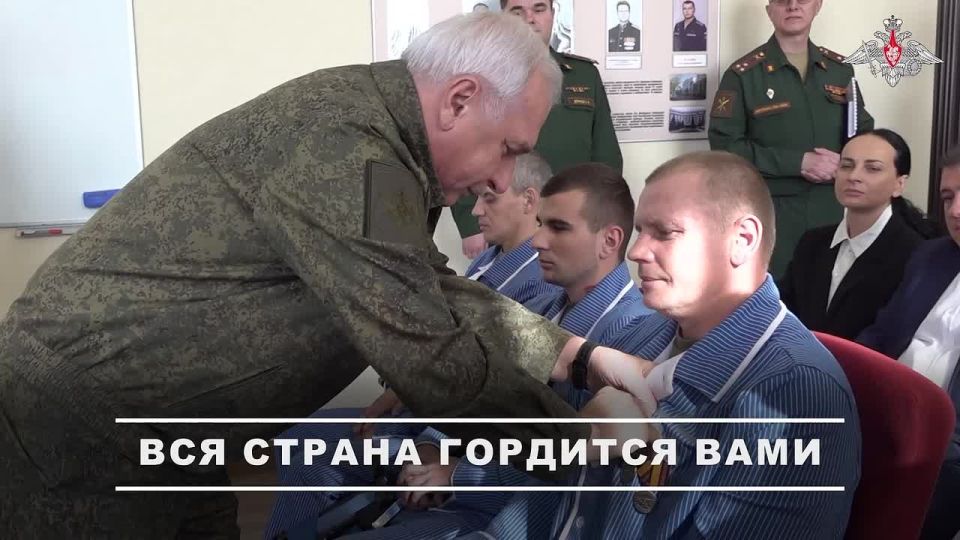 Минобороны России: Замминистра обороны РФ Виктор Горемыкин наградил военнослужащих, медицинский персонал и волонтеров в военном госпитале Ростова-на-Дону