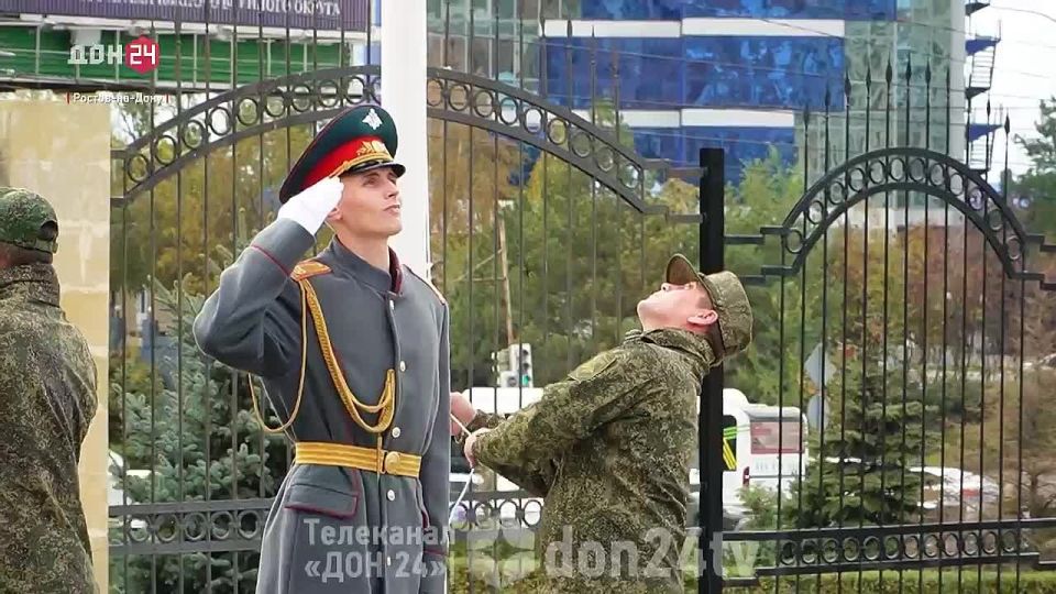 Флаг с ликом Спаса Нерукотворного подняли над главным храмом Южного военного округа