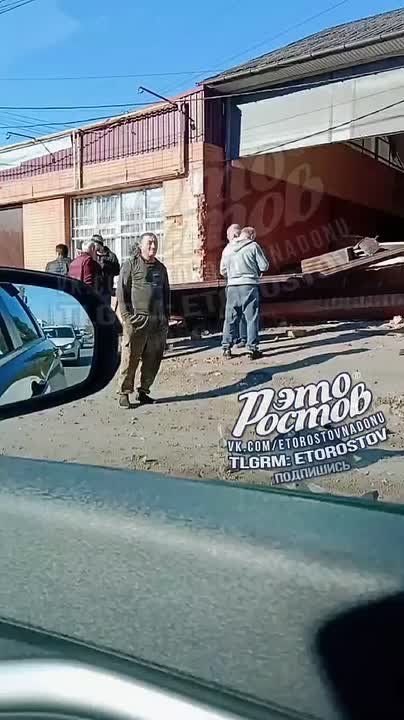 Автомобиль на скорости врезался в здание в Ростове