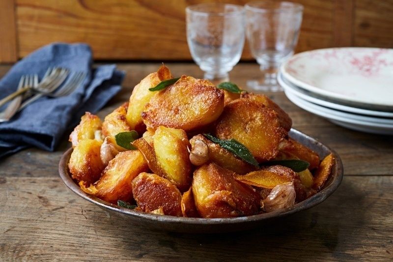 Легкий и вкусный ужин: запеченный картофель без духовки по рецепту Джейми Оливера