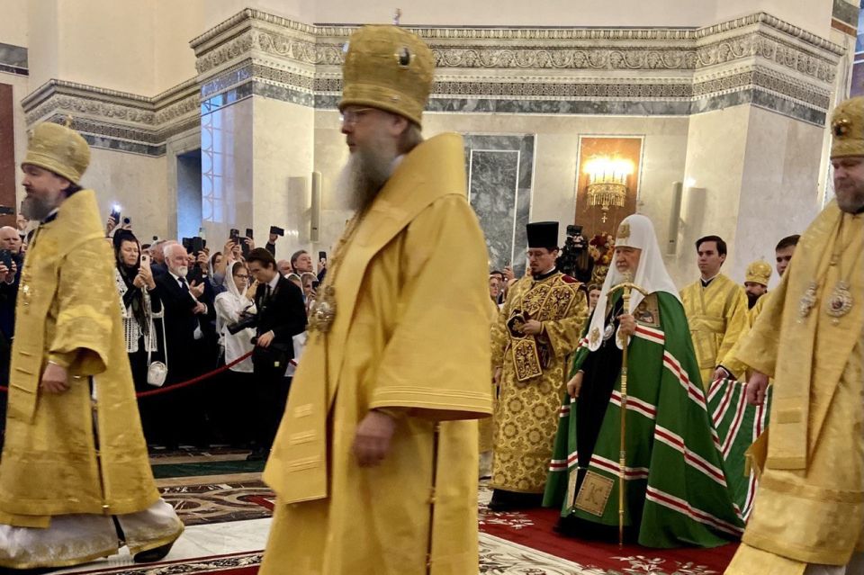 Святейший Патриарх Кирилл поблагодарил всех, кто принимал участие в создании храма, и вручил награды благотворителям