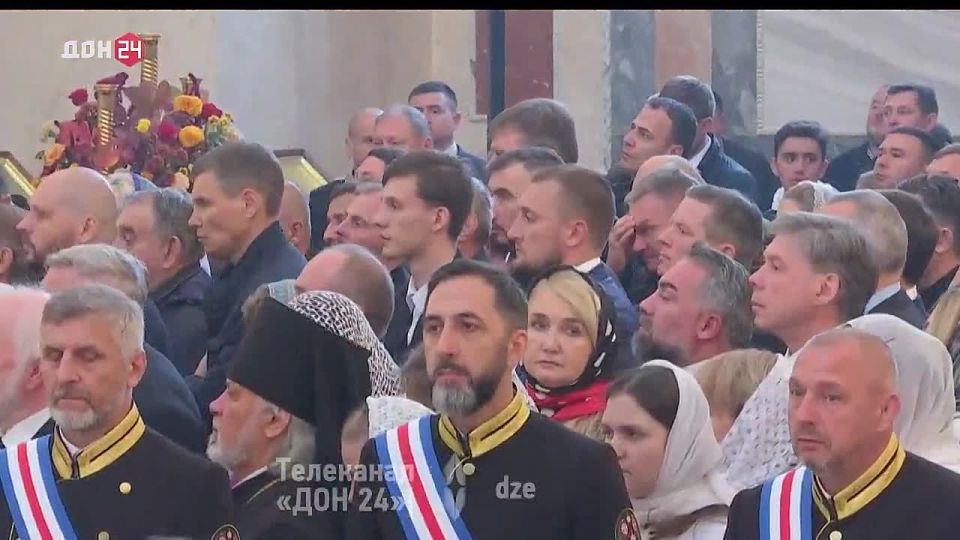 Божественная литургия в храме Георгия Победоносца продолжается